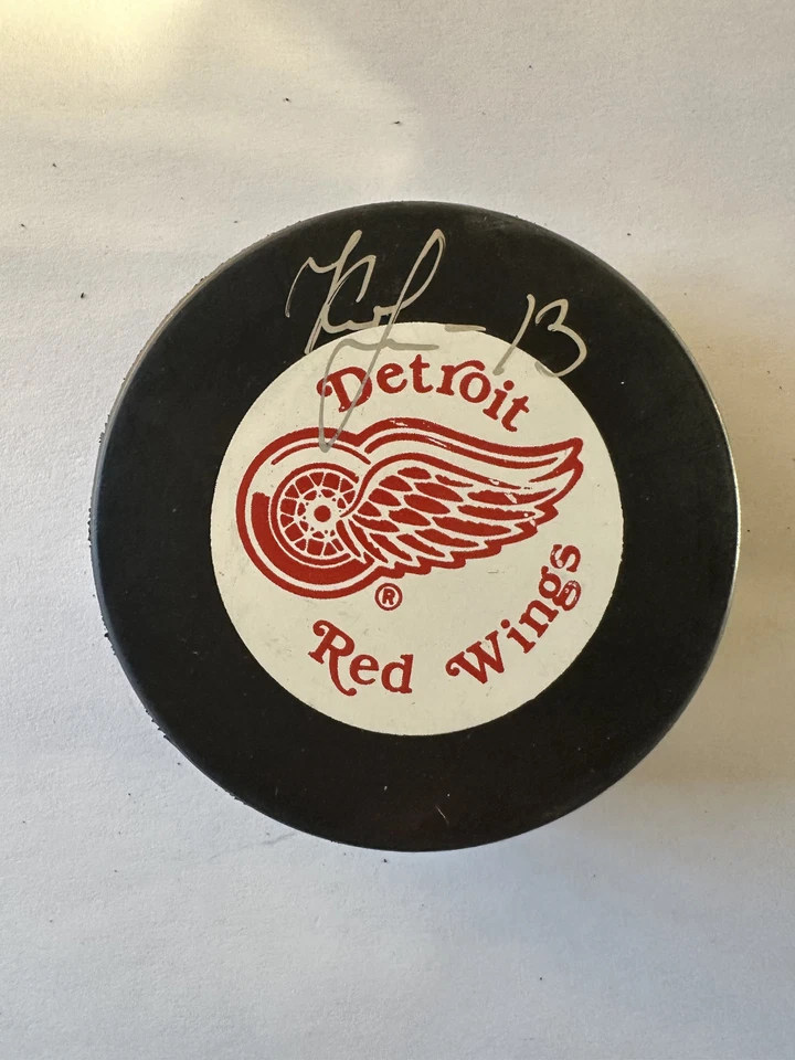 Disco de hockey firmado por Detroit Red Wings Slava Vyacheslav Kozlov NHL disco autografiado Foto 1 de 1