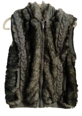 Chaleco forrado de piel sintética de té verde, talla niño pequeño, con capucha Foto 1 de 4