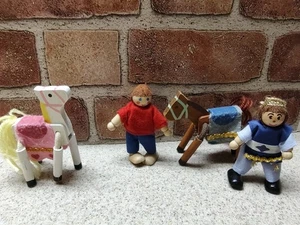 Schloss Melissa & Doug Holzfigur 4er Set: Junge / Prinz zwei Pferde  - Bild 1 von 17