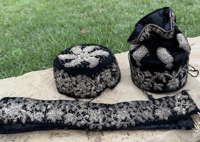 Antiguo conjunto vintage de terciopelo negro Zardozi (sombrero pastillero, bolsa Potli y cinturón) Foto 1 de 4