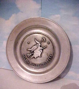 Halloween 🧙Volar 🧙Salem 🧙Mass. 🧙Bruja 🧙Placa de peltre🧙 - Imagen 1 de 4