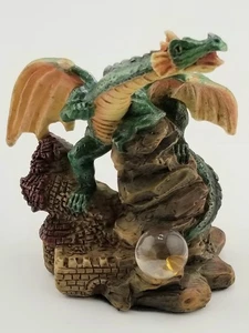 FIGURA DE DRAGÓN VERDE FUNDIDO MINIATURA CASA DE MUÑECAS CON BOLA DE CRISTAL DE CRISTAL 2 1/2" - Imagen 1 de 7