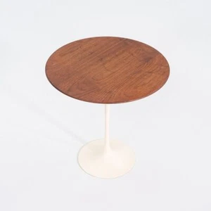 1971 Eero Saarinen für Knoll Tulip Podest Beistelltisch 20" Nussbaum mit Eisenfuß - Bild 1 von 10
