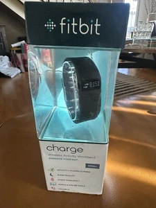 FITBIT CHARGE FB404BKS FITNESS ACTIVITY TRACKER WRISTBAND BLACK S/P 810351021568 - Picture 1 of 13