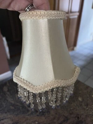 FABULOSO ABAJUR COM MIÇANGAS ~ MARFIM COM CONTAS AZUIS ~ LUSTRE TAMANHO 5” - Imagem 1 de 2