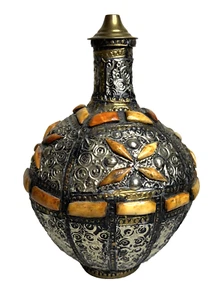 Handgefertigte marokkanische Terrakotta-Flasche mit verzierten Metallarbeiten & Henna gefärbten Kamelknochen - Bild 1 von 12