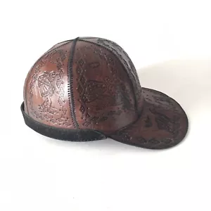 Cappello in pelle scene lavorata a mano cinturino regolabile berretto posteriore uomo foderato marrone - Foto 1 di 23
