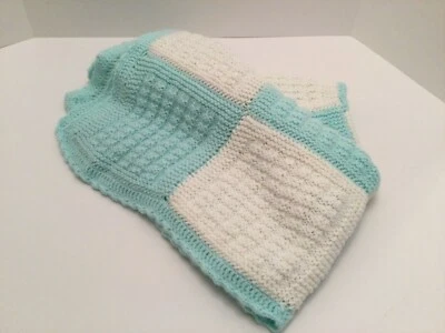 BABY AFGHAN - Malha à mão - Quadrados verdes pastel/branco - 38" X 32" - Máquina de lavar/secar - Imagem 1 de 4