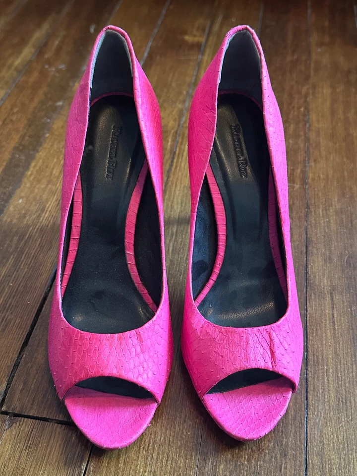Zapatos de salón Rachel Roy de cuero rosa neón de piel de serpiente Peeptor (talla 7) Foto 1 de 4