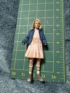 STRANGER THINGS Eleven in abito parrucca sciolta figura McFarlane naso insanguinato senza mani - Foto 1 di 6