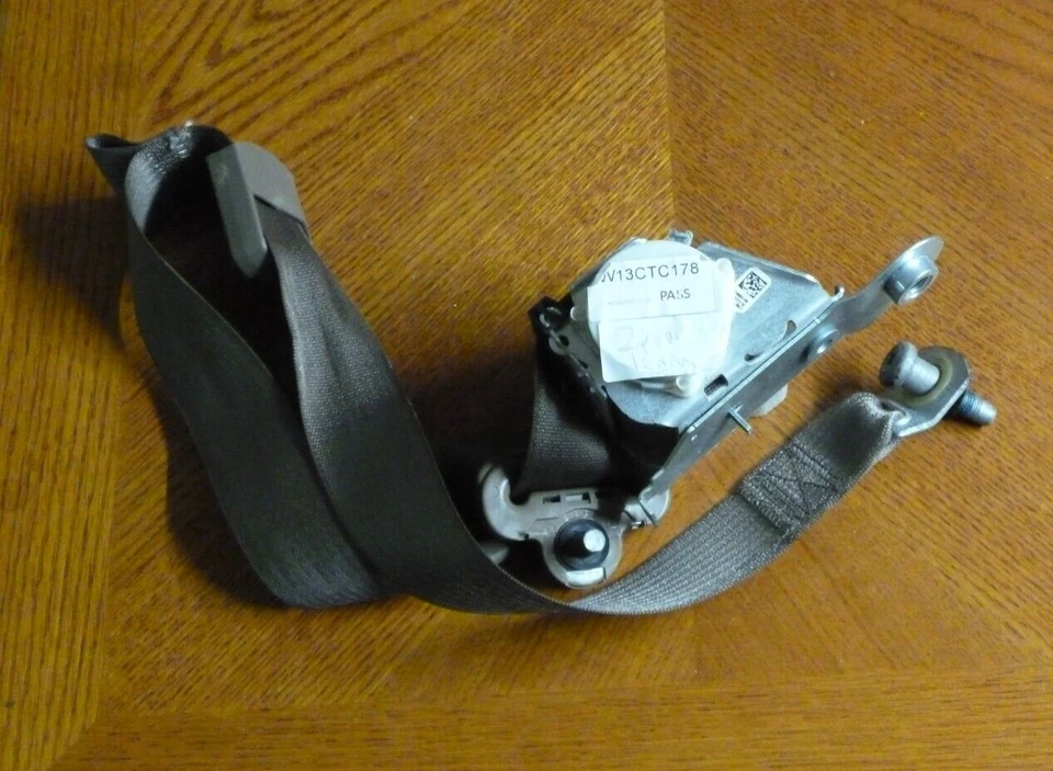 Cinturón de seguridad lateral pasajero segunda fila Chrysler town&country Dodge Grand Caravan Foto 1 de 1