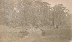 Fotografia antica 1917 due donne ben vestite che tengono le mani vicino al torrente P060 - Foto 1 di 2