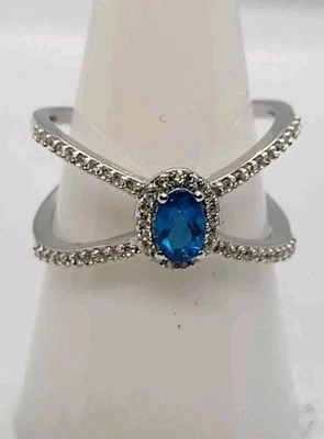 Anillo cruzado de circón blanco natural con topacio azul suizo en plata de ley talla 9 Foto 1 de 4