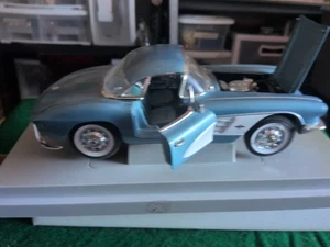 Chevy Corvette mit Ständer im Maßstab 1:18 1961, ohne Karton für Teile oder Reparatur - Bild 1 von 6