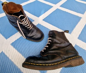 Vintage ' Dr Martens Black Leather Combat Boots ' Made In England 9 UK Docs *** - Picture 1 of 10