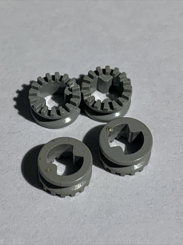 LEGO Part 4265b (4pcs) OLD LIGHT GRAY TECHNIC 1/2 BUSH TOOTHED TYPE II - Image 1 of 1