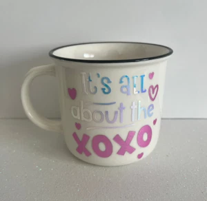 Tema de café ~ It's All About The XOXO Café Personalizado Pastel Blanco/Crema Taza - Imagen 1 de 2