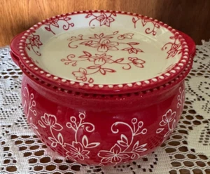 Temptations Tara rot Blumen Spitze 24 Unzen bedeckt Schüssel 2 Deckel Mini Terrine - Bild 1 von 3