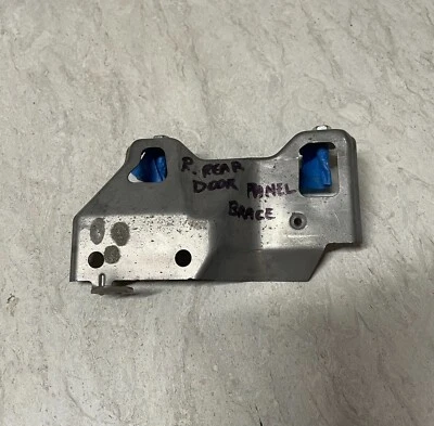 Soporte de panel de puerta trasera lado pasajero original Toyota FJ Cruiser 2007-2014 OEM Foto 1 de 3