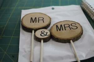 Dreiteiliger rustikaler Hochzeitstortenaufleger Holz neu im Paket - Bild 1 von 6