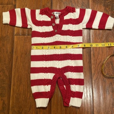 Mameluco Cherokee de algodón recién nacido a rayas rojas y blancas Foto 1 de 4