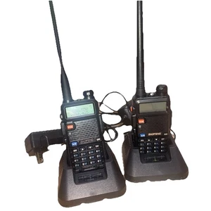 Par de walkie talkies Baofeng Uv-5R con bases de carga - Imagen 1 de 7