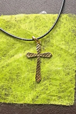 SUPERBE  PENDENTIF CROIX  EN  PLAQUE  OR JAUNE 18 CARATS  MUNI DE  SON  CORDON  - Photo 1/2
