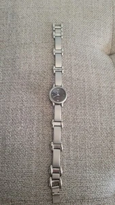 Silberfarbene Damenarmbanduhr schwarzes Ziffernblatt | gemarkt "Gucci" | ungeprüft /... - Bild 1 von 7