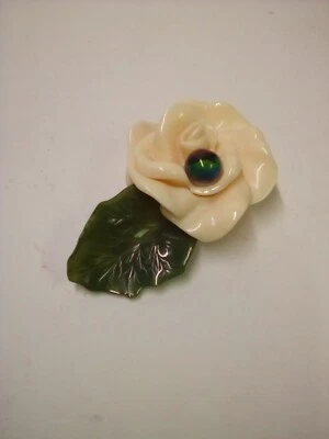 Broche/pin de jardín Wendy Gell Lucite vintage.  Off white and green. Foto 1 de 4