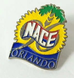 Prendedor de solapa de recuerdo multicolor vintage 1996 NACE Orlando coleccionable - Imagen 1 de 2