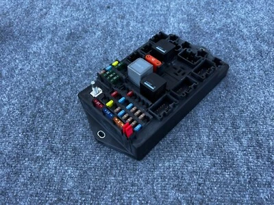 CAIXA DE FUSÍVEIS FRONTAL MÓDULO DE CONTROLE DE CORPO PAINEL DE RELÉ JAGUAR XK XKR (2007-2009) FABRICANTE DE EQUIPAMENTO ORIGINAL - Imagem 1 de 3
