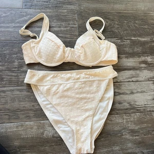Set bikini due pezzi con ferretto Sanctuary crema a costine testurizzato taglia media - Foto 1 di 6