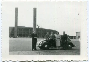 Orig. Foto BERLIN VW Käfer am Olympia-Stadion, Familie 50er - Picture 1 of 1
