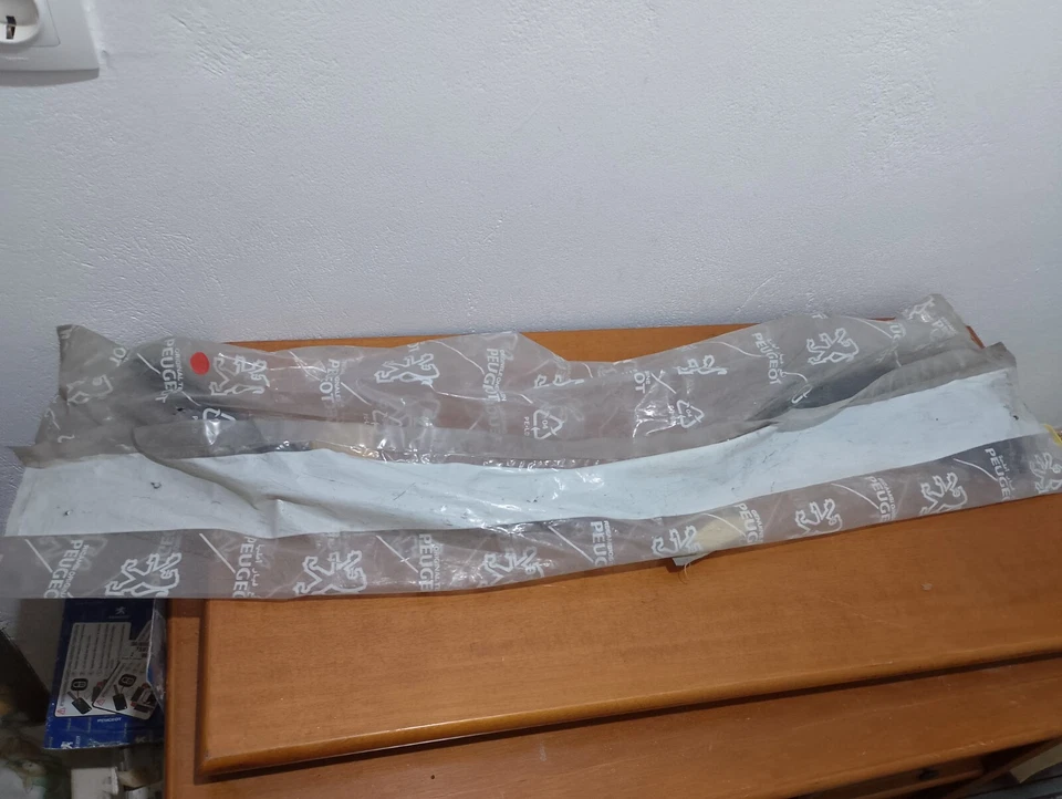 peugeot 405 Mi16 S/H NSF ARCH MOULDING genuine 8544.23 NOS - Image 1 of 4