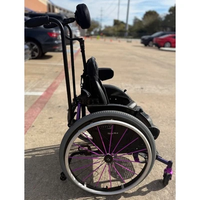 Silla de ruedas pediátrica TiLite Pilot detalles ligeros de fibra de carbono Foto 1 de 4