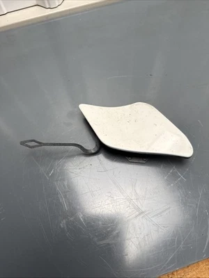 2012 2013 2014 MERCEDES-BENZ C250 C300 CAPA DE REBOQUE DIANTEIRA, 2048850526, FABRICANTE DE EQUIPAMENTO ORIGINAL - Imagem 1 de 4