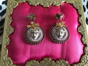 Pendientes Betsey Johnson Vintage Zoo Lovers Rosa Camafeo Puma Pantera Gato RARO - Imagen 1 de 3