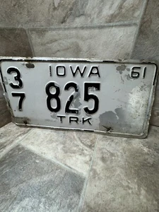 Placa de matrícula Iowa TRK de colección 1961 blanca negra, envejecida con pátina, ver foto - Imagen 1 de 6