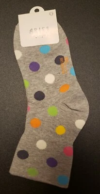 Calcetines al tobillo de algodón peinado a lunares hechos en Corea Foto 1 de 2