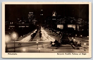 A356 Pennsylvania Philadelphia Benjamin Franklin Parkway di notte cartolina d'epoca - Foto 1 di 2