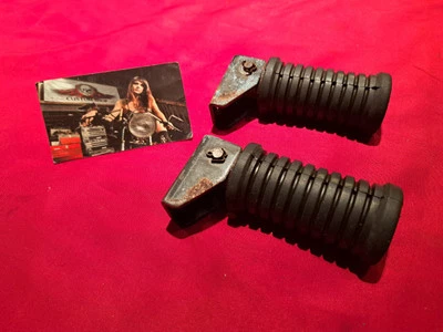 Vintage Motocicleta Kawasaki KZ 400 Conjunto de 2 Pinos Traseiros Peg Restos OEM - Imagem 1 de 4