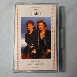 THE JUDDS - LOVE CAN BUILD A BRIDGE 1990 BMG RCA ORIGINAL COUNTRY CASSETTE TAPE - Picture 1 of 4