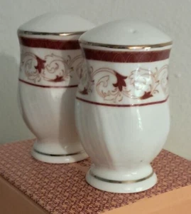 GoldCoast 'Always in Style' red/white 22kt gold accents Salt & Pepper Shaker D5 - Picture 1 of 4