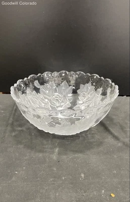 Ensaladera de vidrio transparente con bordes de vieira Foto 1 de 4