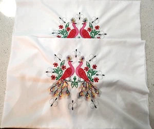 Juego de 2 Fundas de Almohada Pavo Real Bordadas 17.5" x 27.5" - Imagen 1 de 9
