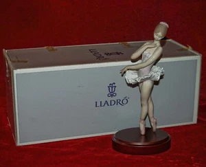 Porcellana LLADRO SULLE DITA DEI PIEDI #5818 Made in Spain nuova scatola originale RARA! - Foto 1 di 11