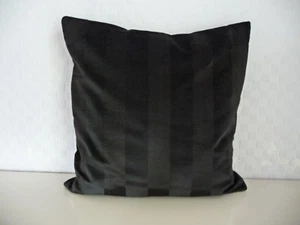 FUNDA DE COJÍN DE TERCIOPELO NEGRA CON RAYAS BRILLANTES -EDICIÓN LIMITADA- - Imagen 1 de 3