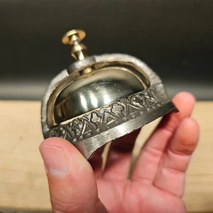 Campana de escritorio de mesa de hierro y latón ornamentado estilo vintage antiguo - Imagen 1 de 12