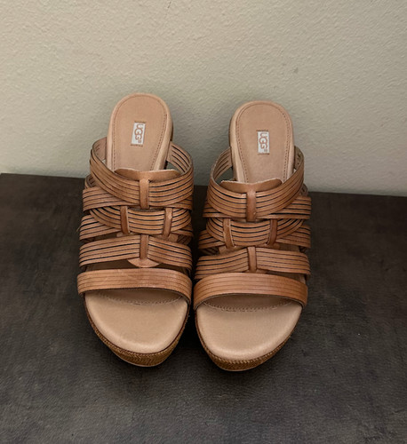 Nuovi sandali slip on zeppa UGG donna taglia 7 5 marrone chiaro in pelle (NUOVI)