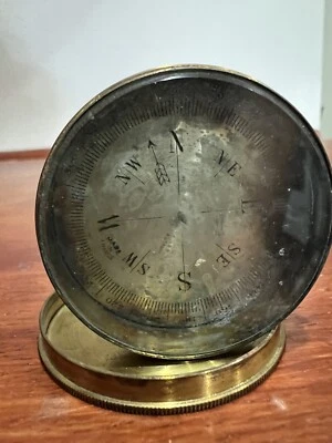 Bússola de latão antiga feita na França - Imagem 1 de 4